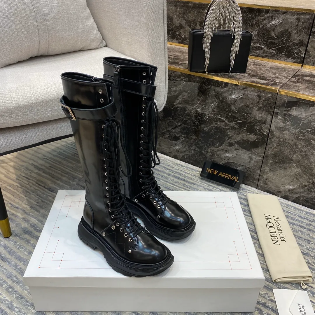 👟👟Ex-factory price 760👟👟MCQ McQueen boots ▪️The latest new color series of Alexander McQu**▪️2020s counter ────────────────This can completely replace its previous popular white shoe series 🎉 It is not picky about the foot shape at all, and it looks great on the foot ▪️Upper: exclusive custom-made original open-edge beaded cowhide ▪️ Inside: original customized sheepskin ➕ genuine leather welt ▪️Exclusive molded original outsole Anti-slip T👟👟Factory price U outsole Size 35-39 [40 can be customized and non-returnable]